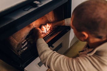 Como acender a lareira de forma fácil e segura