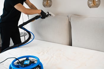 Como limpar cabeceira estofada da cama - guia prático