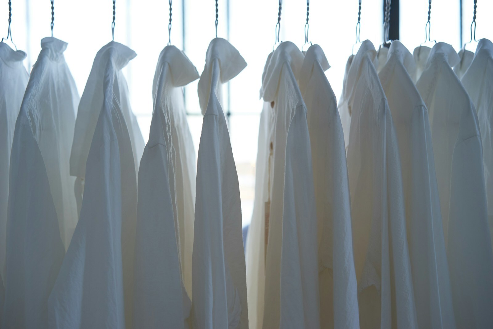 Camisas brancas penduradas em cabides