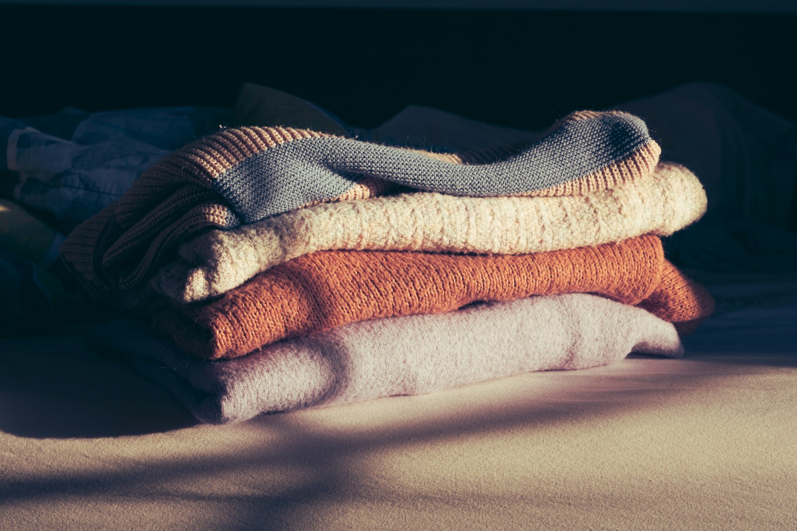 Toalhas dobradas em cima de uma cama