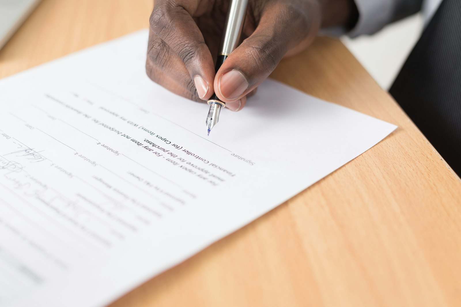 Pessoa a assinar um contrato de trabalho