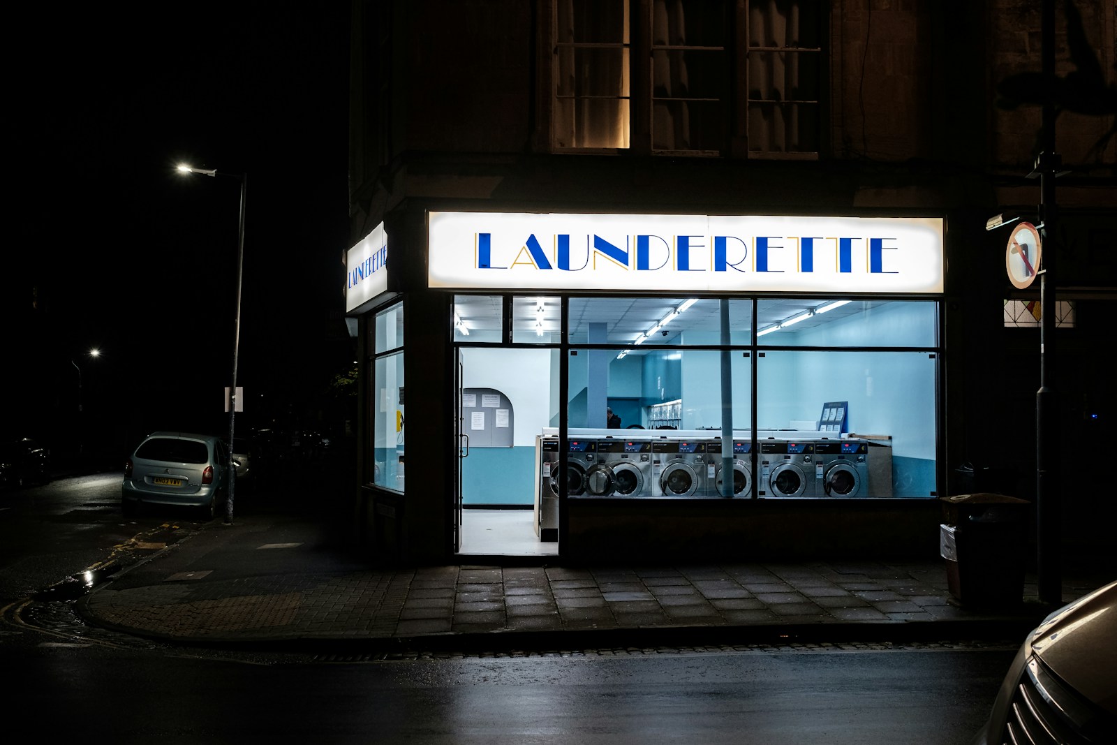 Lavandaria self-service à noite