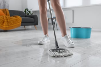 Como limpar chão flutuante sem o danificar