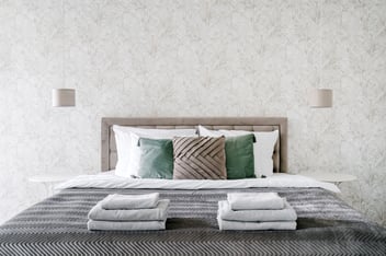 Limpeza de cabeceira estofada da cama: serviço profissional FIXO