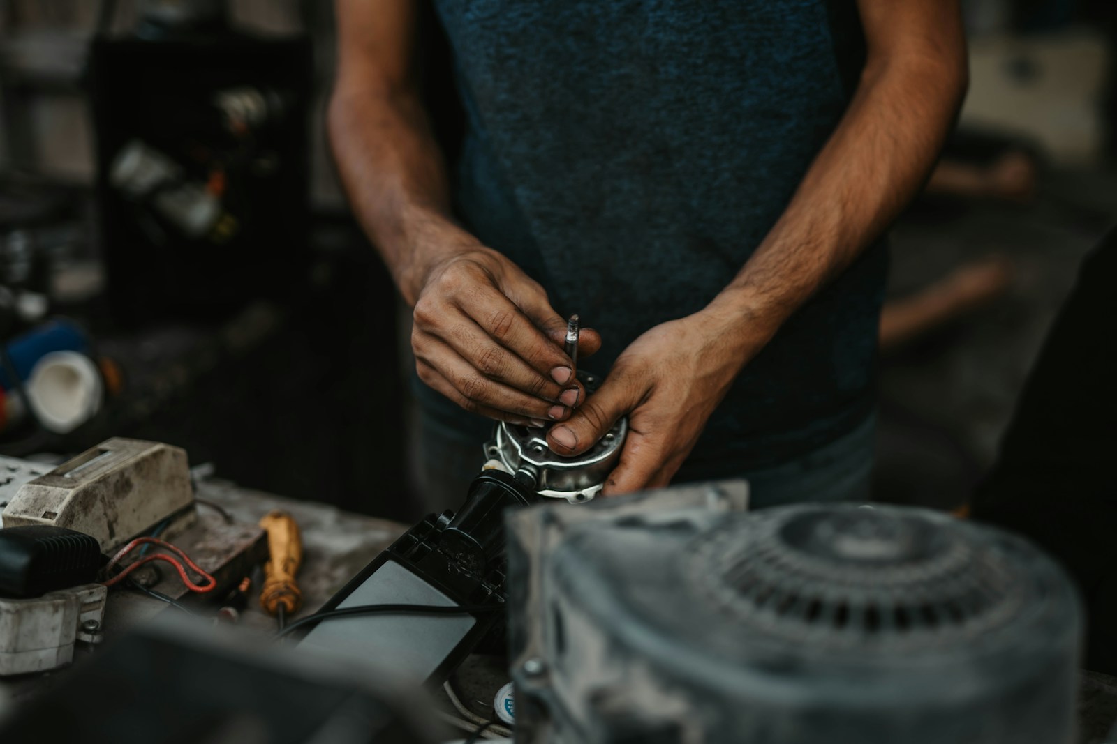 Técnico a usar ferramentas numa reparação