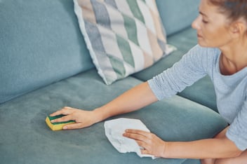 Como limpar um sofá encardido e remover manchas difíceis
