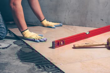 Como tapar azulejos e renovar paredes sem obras