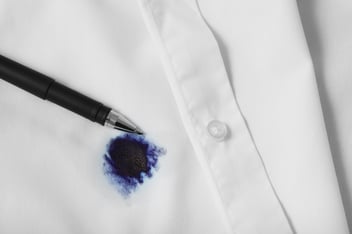 Como tirar tinta de caneta da roupa de forma eficaz