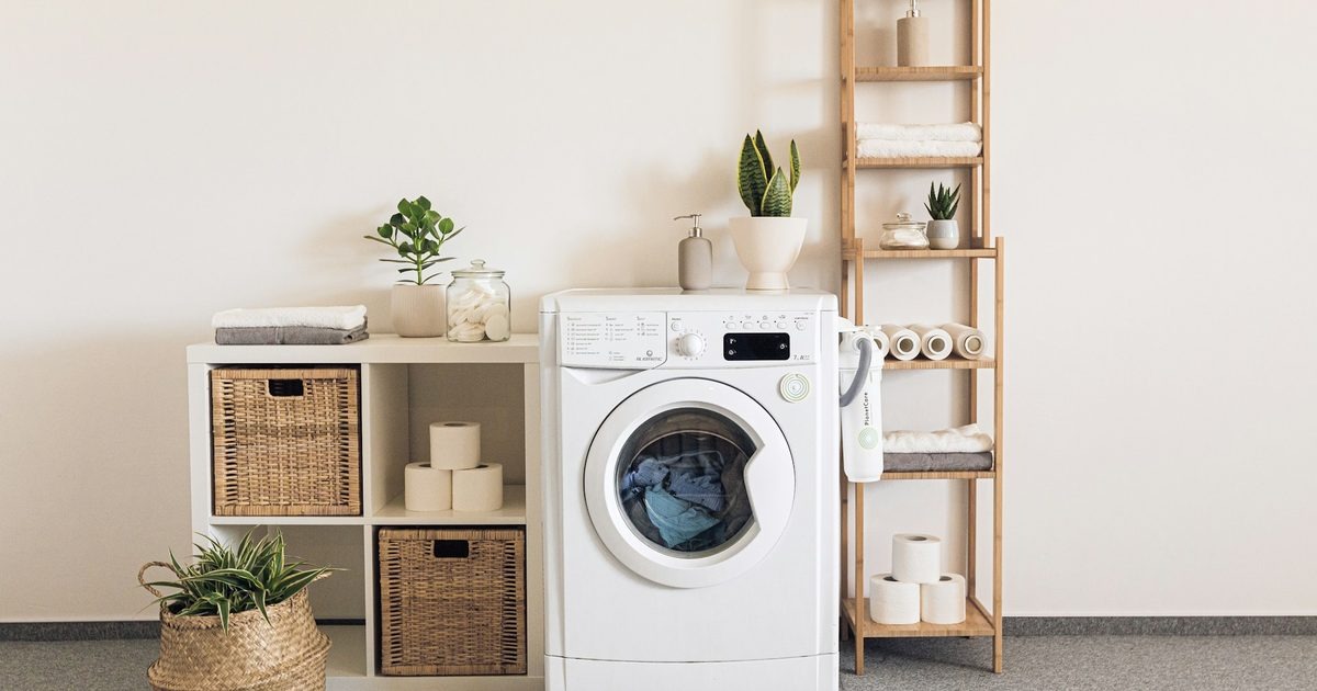 Vinagre branco e bicarbonato dispostos junto à máquina, materiais base para limpar o tambor da máquina de lavar roupa sem produtos químicos