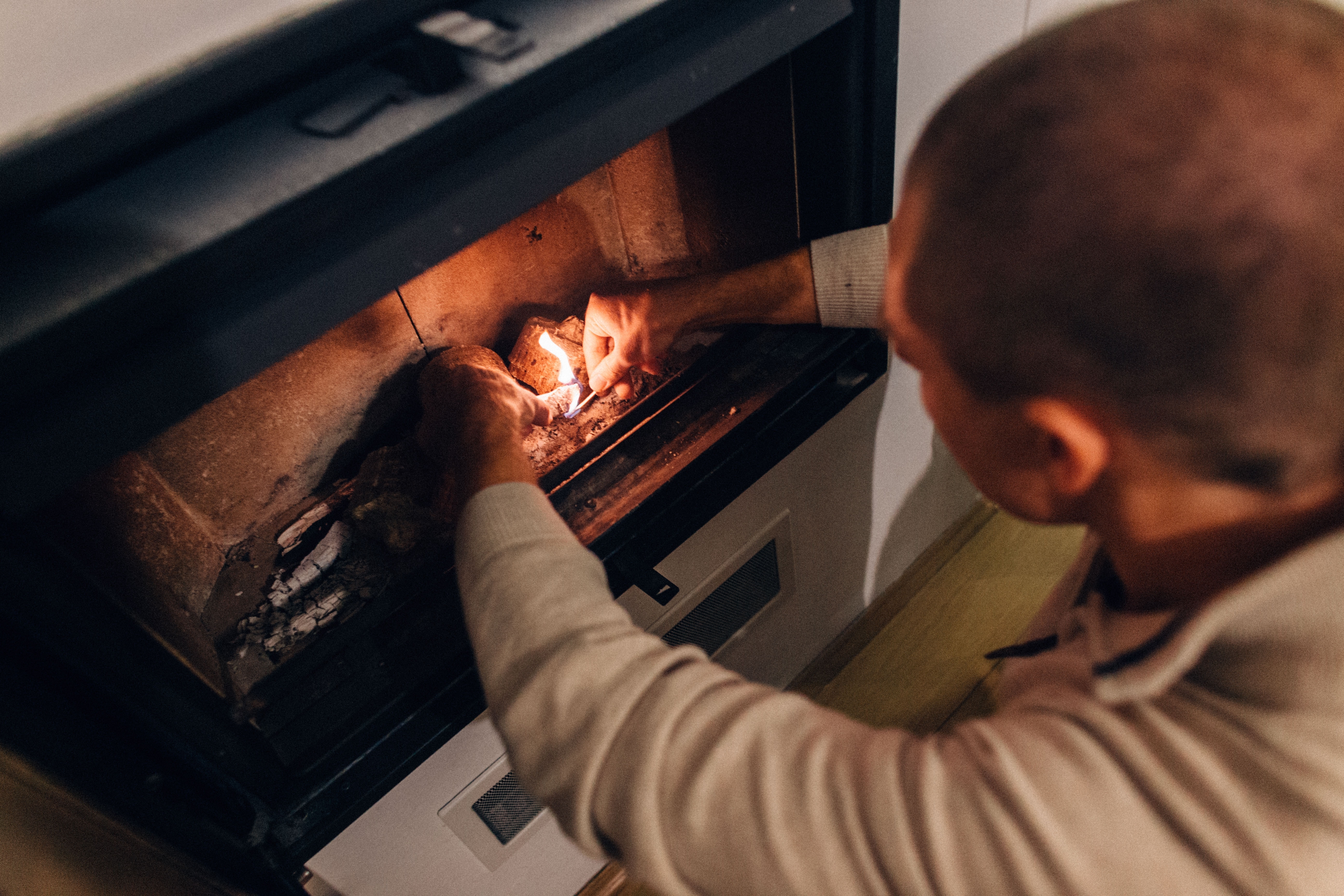 Como acender a lareira de forma fácil e segura