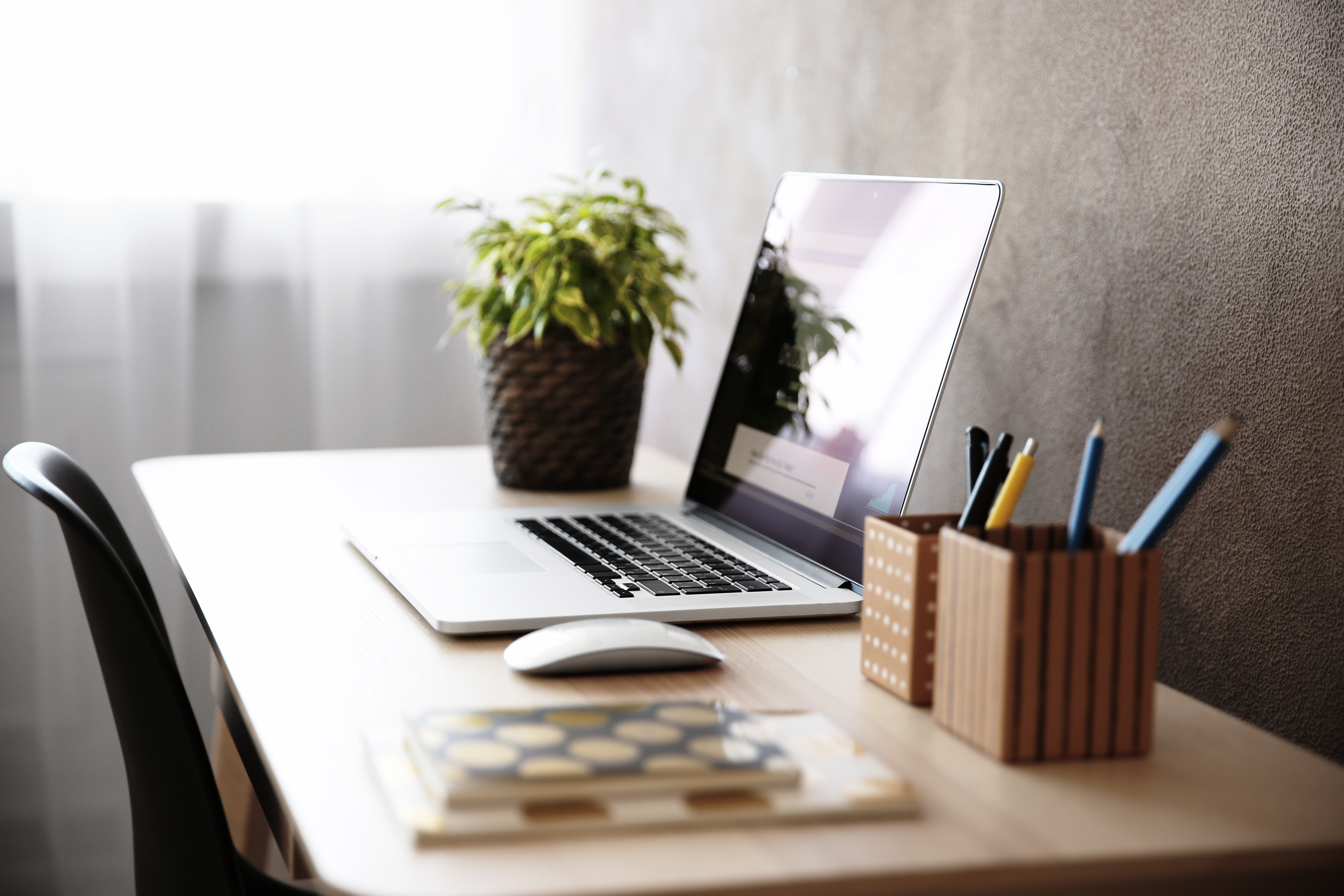 Como limpar e organizar a tua mesa de escritório e Home Office